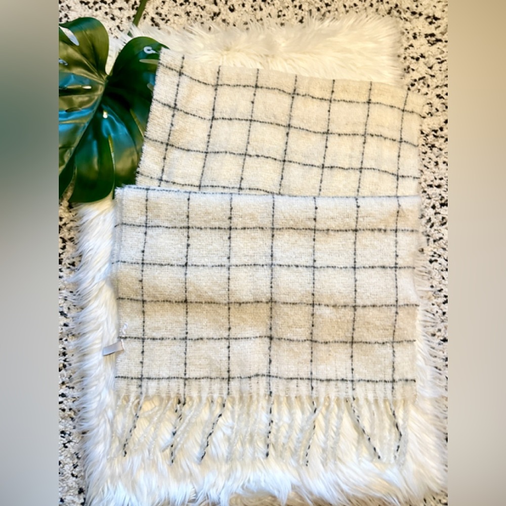 Gorgeous Scarf - Picture 3 of 7